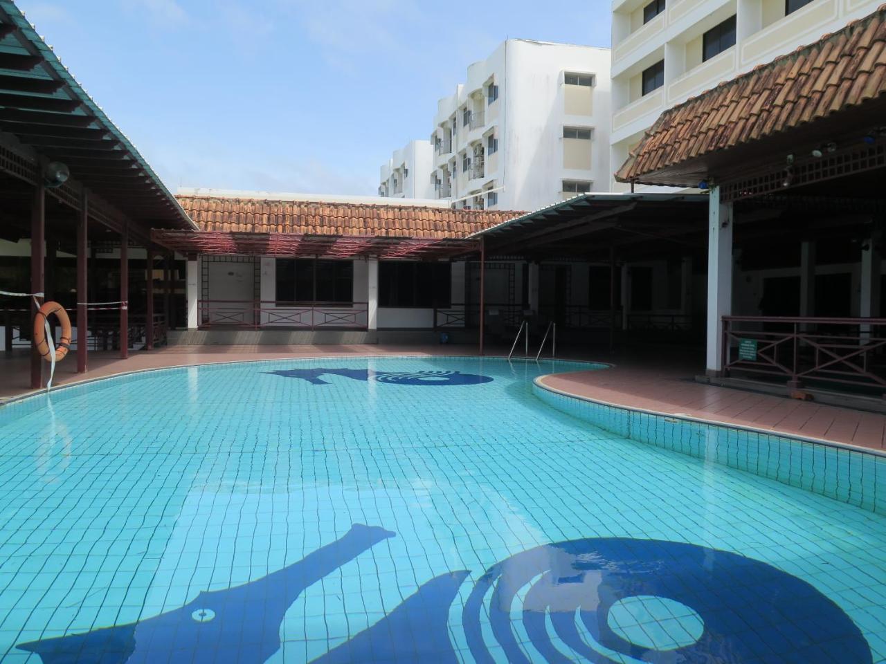 Sea View Resort Hotel & Apartments Kuala Belait Bagian luar foto