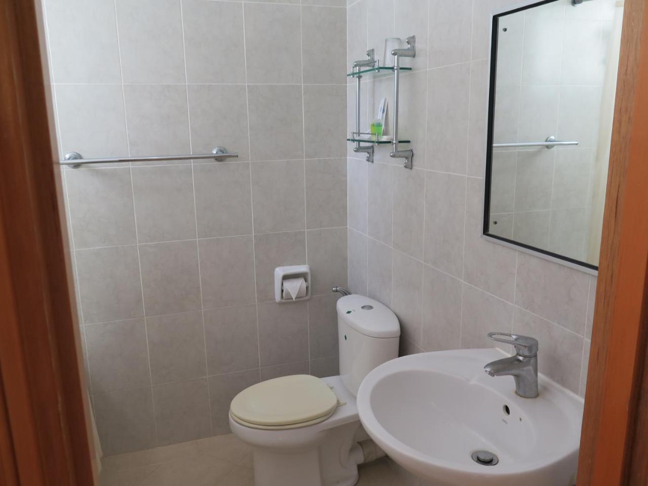 Sea View Resort Hotel & Apartments Kuala Belait Bagian luar foto