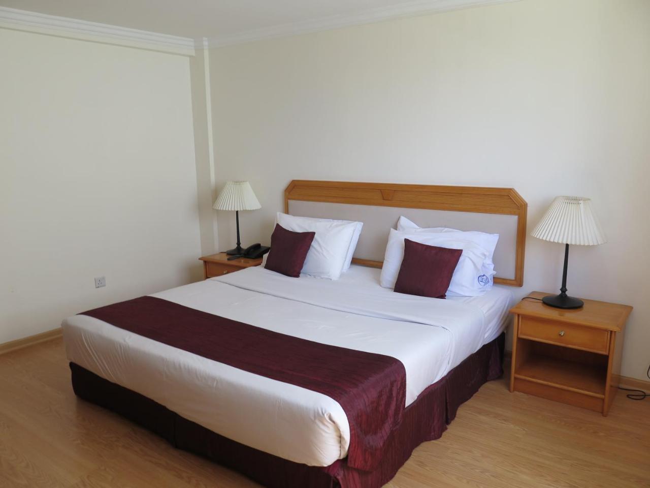 Sea View Resort Hotel & Apartments Kuala Belait Bagian luar foto